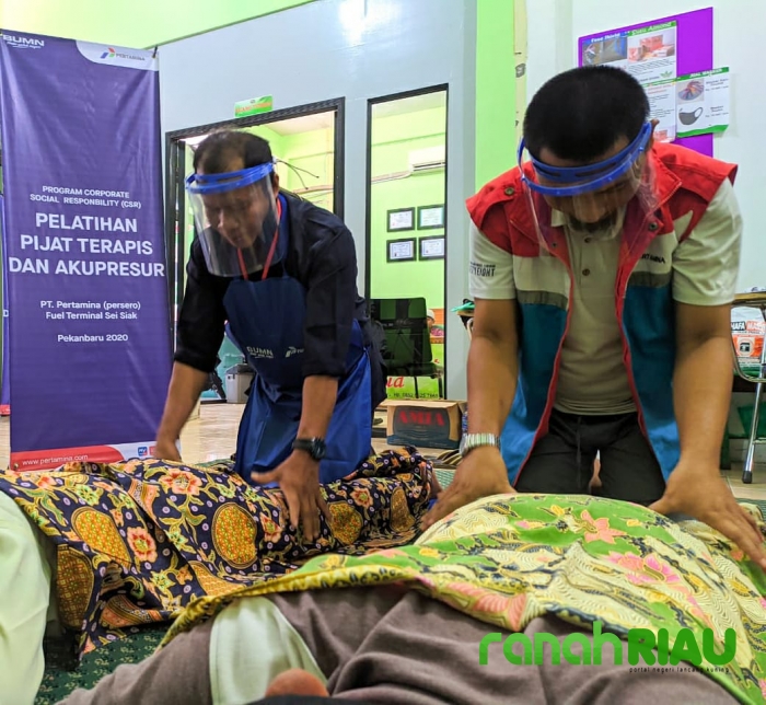 Program Pelatihan Akupressur dan Business Model Canvas